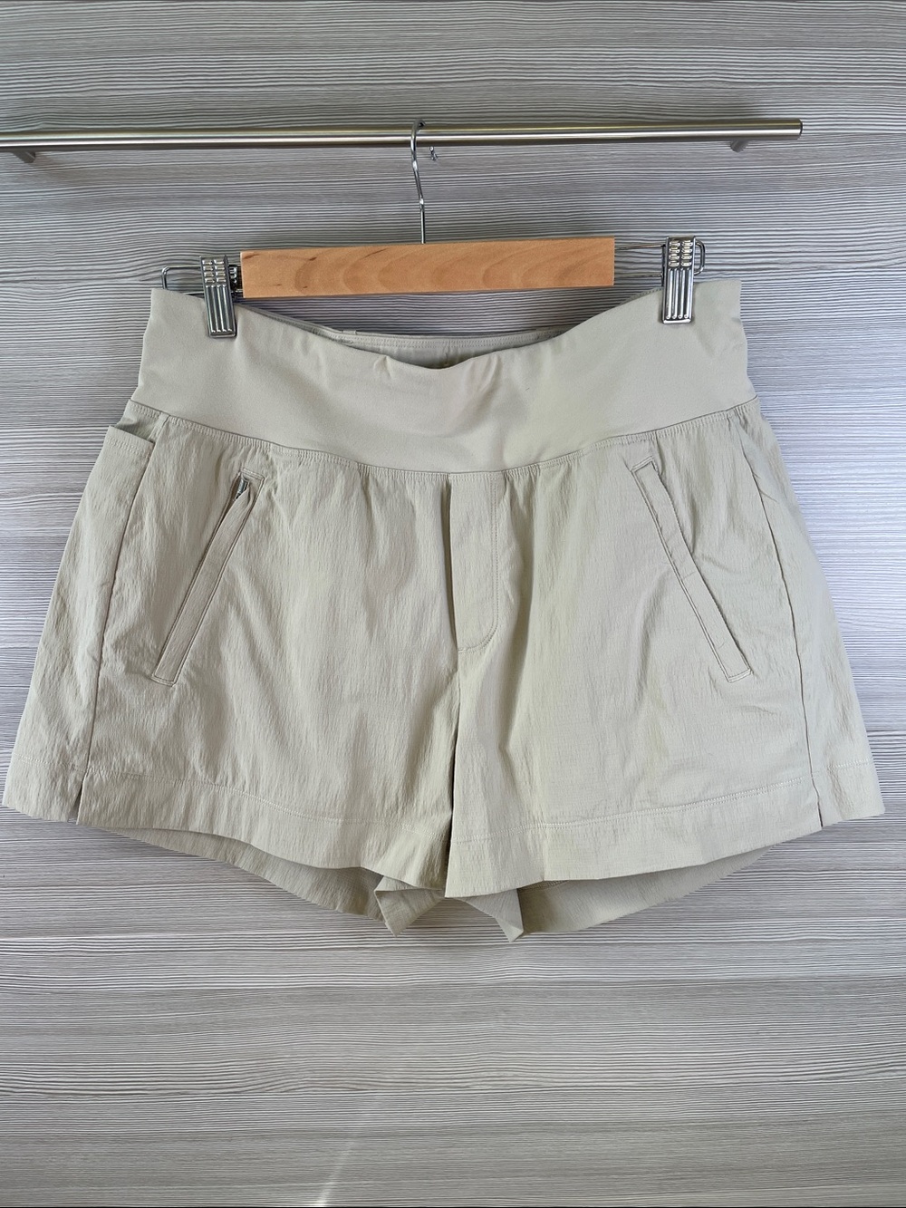Athleta Trekkie North 3 1/2” Khaki-Light Beige Hiking Active Shorts Size 8